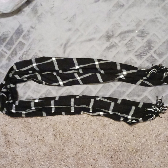 Black and white plaid scarf - Picture 1 of 4